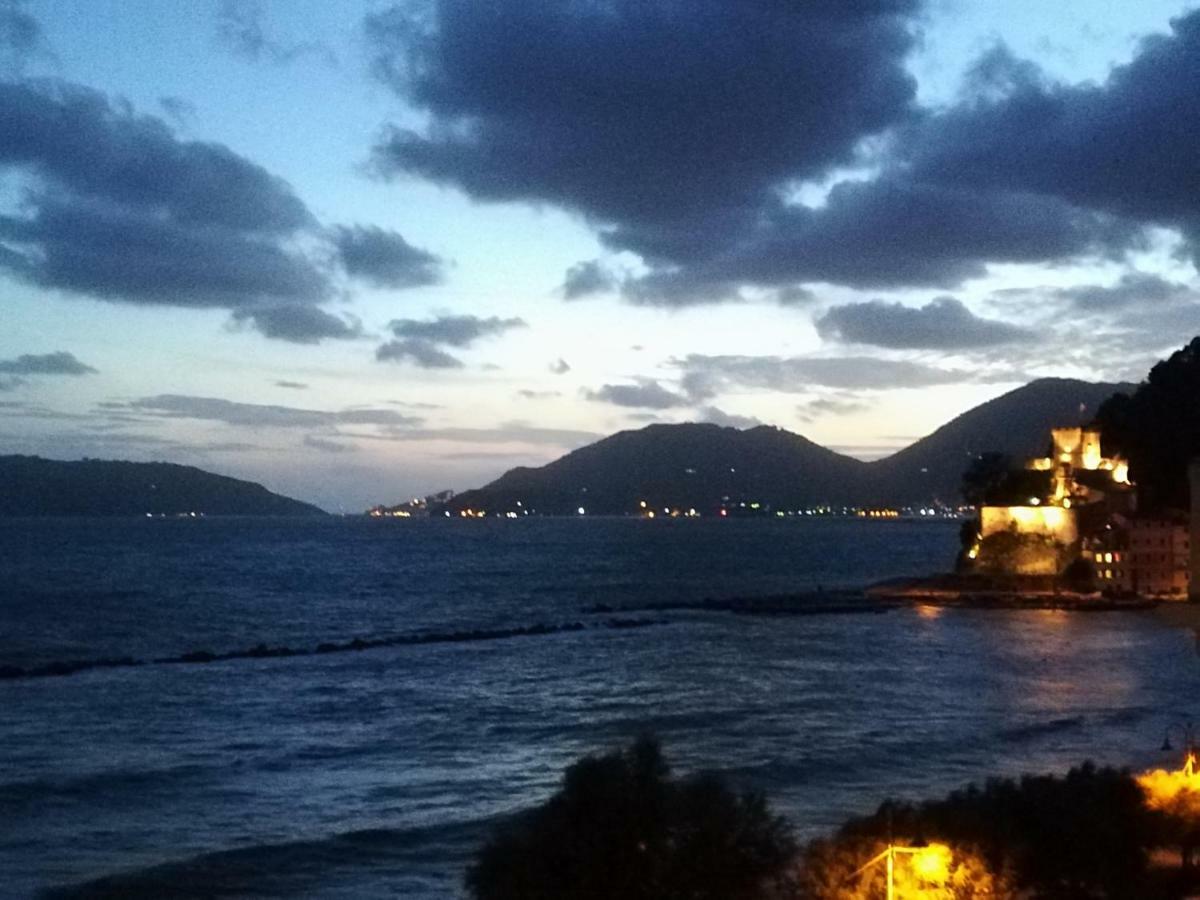 Il Faro Dei Poeti Apartment Lerici Bagian luar foto