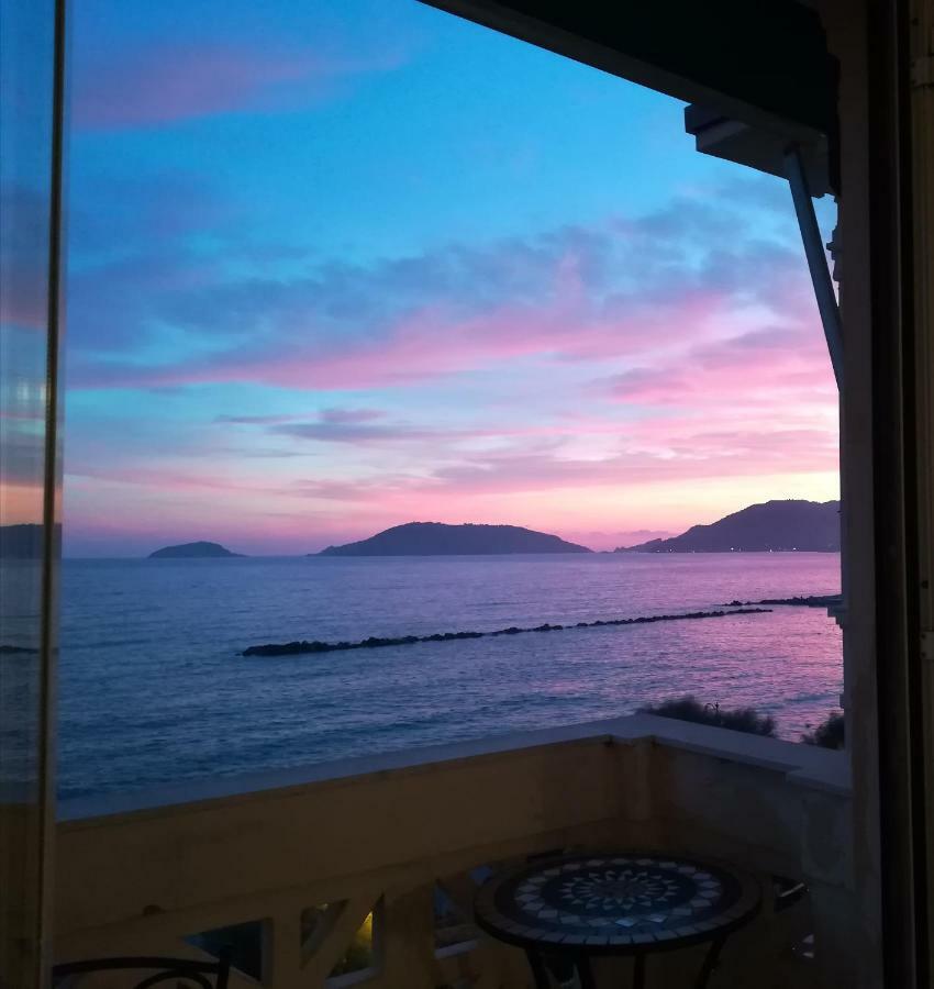 Il Faro Dei Poeti Apartment Lerici Bagian luar foto